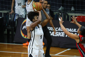Jaqueline de Paula no ato de arremesso durante jogo do Corinthians pelo Paulista de Basquete Feminin