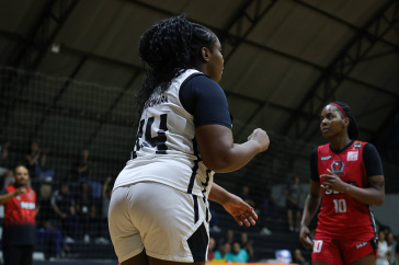 Licinara comemora cesta durante jogo do Corinthians no Paulista de Basquete Feminino