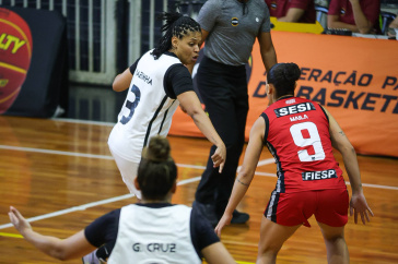 Nazinha com a bola diante do Sesi Araraquara pelo Paulista de Basquete Feminino