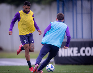Raniele e Ryan durante treinamento do Corinthians