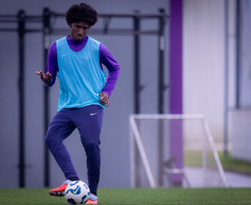 Talles Magno com a bola durante treinamento
