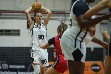 Tassia Pereira com a bola contra o Sesi Araraquara pelo Paulista de Basquete Feminino