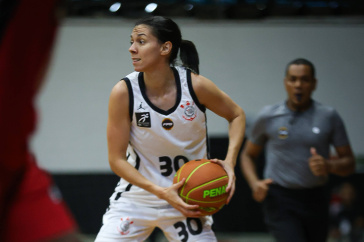 Tassia Pereira com a bola contra o Sesi Araraquara pelo Paulista de Basquete Feminino