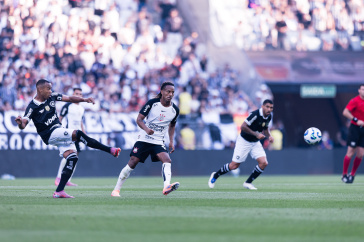 Andr� Carrilo no ato de passe contra o Botafogo