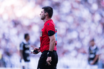 �rbitro Jonathan Benkenstein Pinheiro durante jogo entre Corinthians e Botafogo