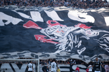 Bandeir�o das Gavi�es da Fiel, principal uniformizada do Corinthians, durante jogo contra o Botafogo