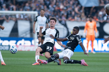 Breno Bidon em disputa de bola com atleta do Botafogo