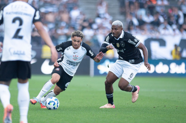 Dieguinho tentando se desvencilhar da marca��o do Botafogo