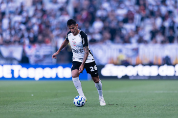 Fabrizio Angileri com a bola durante jogo do Corinthians contra o Botafogo