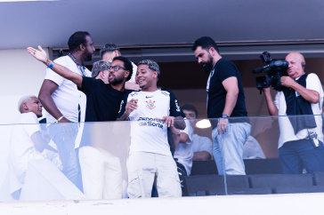 Filho do Terr�o Wesley e o lateral Renan Lodi assistem jogo do Corinthians na Neo Qu�mica Arena