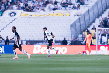 Jo�o Pedro durante jogo do Corinthians contra o Botafogo