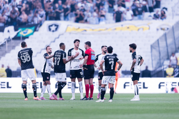 Jogadores de Corinthians e Botafogo cercando o �rbitro Jonathan Benkenstein Pinheiro