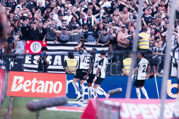 Jogadores do Corinthians comemorando gol marcado contra o Botafogo