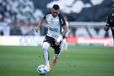 Matheuzinho durante jogo do Corinthians contra o Botafogo
