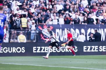 Matheuzinho observando a �rea ap�s cruzamento em jogo do Corinthians
