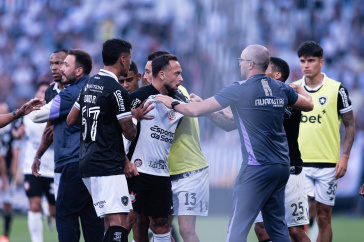Maycon durante confus�o entre atletas de Corinthians e Botafogo