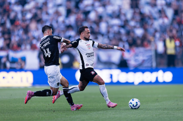 Maycon em disputa de bola com atleta do Botafogo em duelo pelo Brasileir�o