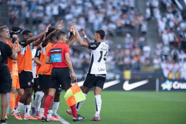 Raniele cumprimenta os reservas do Corinthians ap�s gol marcado diante do Botafogo