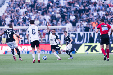 Raniele no ato de passe diante do Botafogo