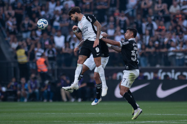 Yuri Alberto em disputa a�rea com jogadores do Botafogo