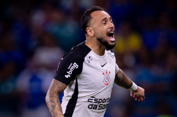 Maycon comemorando resultado do Corinthians contra o Cruzeiro pela Copa do Brasil