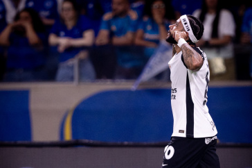Memphis Depay comemorando gol marcado contra o Cruzeiro pela Copa do Brasil