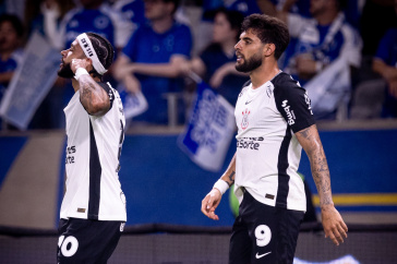Memphis Depay e Yuri Alberto ap�s gol do Corinthians contra o Cruzeiro pela Copa do Brasil