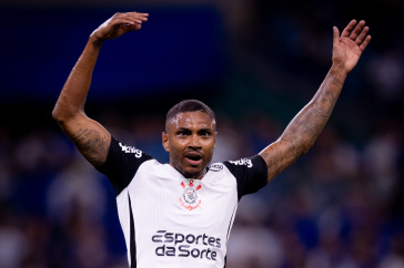 Vitinho em campo durante decis�o do Corinthians contra o Cruzeiro pela Copa do Brasil