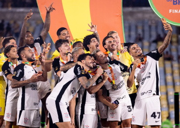 Equipe do Corinthians celebra t�tulo