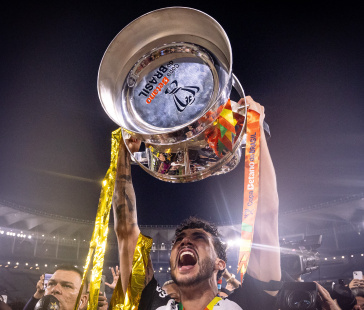 Gustavo Henrique levanta a ta�a da Copa do Brasil