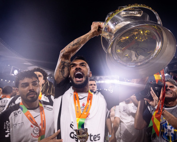Raniele levanta a ta�a da Copa do Brasil
