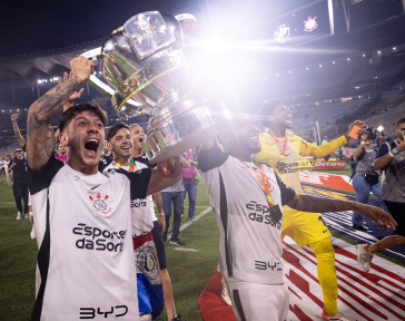 Rodrigo Garro levanta a ta�a da Copa do Brasil