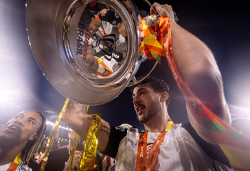 Gustavo Henrique com a ta�a conquistada pelo Corinthians na Copa do Brasil