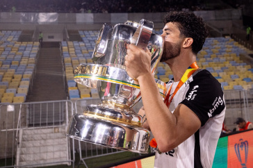 Gustavo Henrique com a ta�a da Copa do Brasil