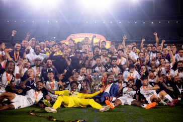 Jogadores do Corinthians comemoram no gramado do Maracan� o t�tulo da Copa do Brasil