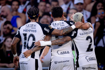 Memphis Depay, Yuri Alberto e Matheuzinho durante final da Copa do Brasil