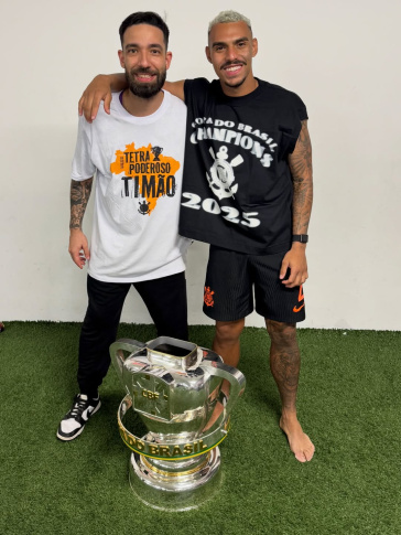 Fisioterapeuta Amil Henrique e Matheuzinho após título da Copa do Brasil
