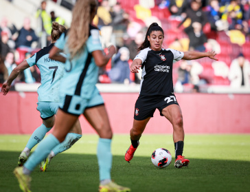 Duda Sampaio em a��o de passe diante do Gotham pela Copa das Campe�s