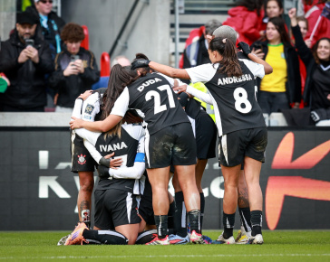 Elenco e jogadoras do Corinthians comemoram gol diante do Gotham