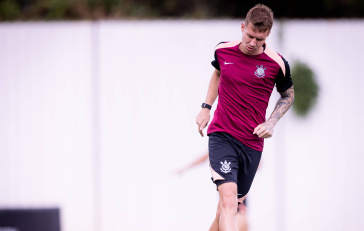 Charles em treinamento do Corinthians