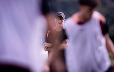 Dorival J�nior observando os jogadores do Corinthians durante treino