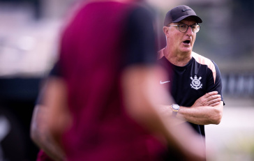 Dorival J�nior orientando a equipe do Corinthians durante treino