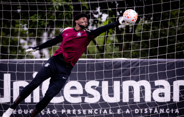 Hugo Souza defende chute durante treino do Corinthians