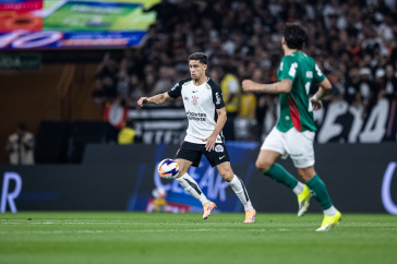 Gabriel Paulista tentando dominar a bola no duelo entre Corinthians e Palmeiras