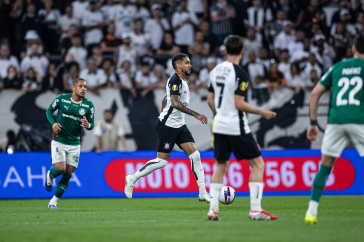 Matheus Pereira conduzindo a bola no duelo entre Corinthians e Palmeiras