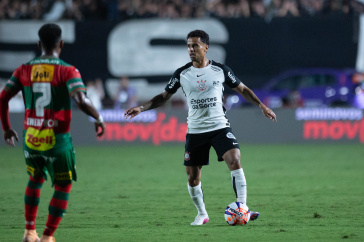 Allan com a bola diante da Portuguesa