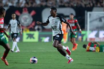 Andr� Luiz carrega a bola diante da Portuguesa