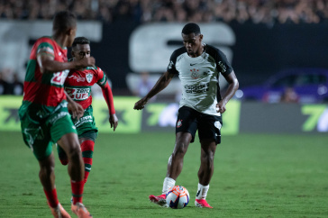 Andr� Luiz com a bola diante da Portuguesa