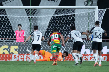 Hugo Souza defende p�nalti cobrado pela Portuguesa