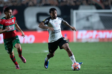 Matheus Bidu com a bola diante da Portuguesa